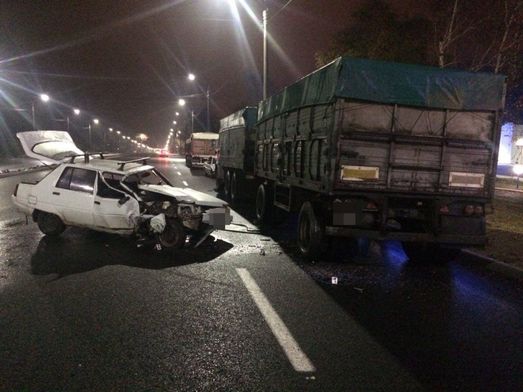 На запорожской набережной произошло ДТП: легковушка влетела в прицеп КАМАЗа (ФОТО)