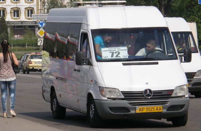 В Запорожье женщина-водитель отказывает в праве льготного проезда учащимся