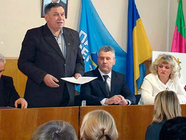 В Запорожском БПП решили наградить экс-регионала, возившего поезда «титушек» на Майдан