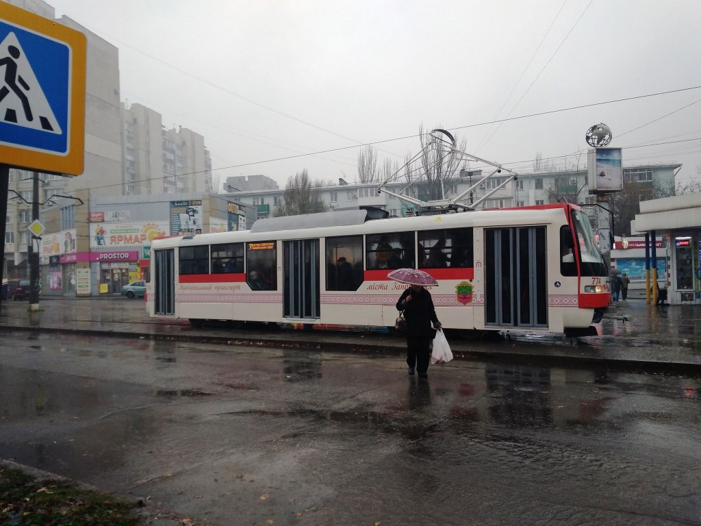 Вода за шиворот и черепашья скорость: тест-драйв нового трамвая, собранного в Запорожье (ФОТО)