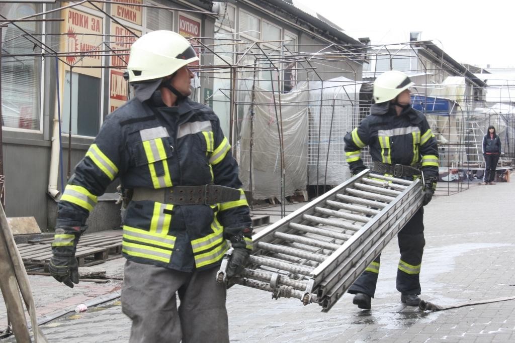 В Запорожье на центральном рынке горела жилая квартира (ФОТО)