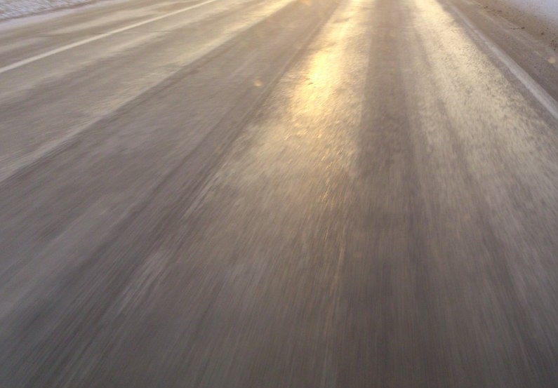 Первые «жертвы» непогоды: в Запорожской области съехал в кювет грузовик и перевернулся