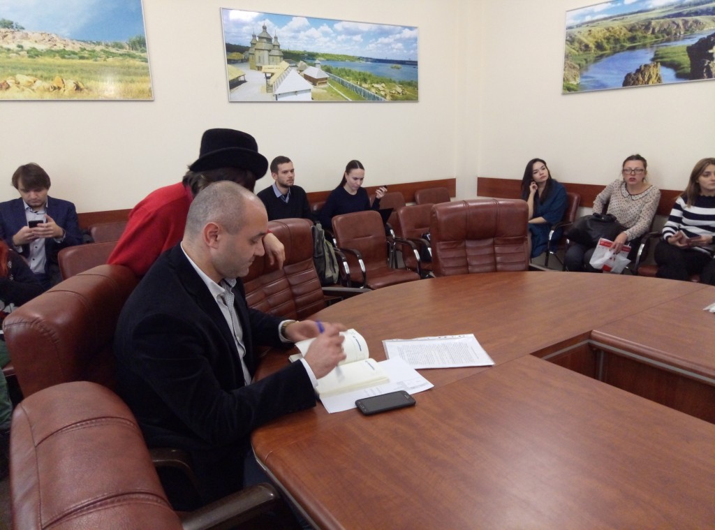 В запорожской мэрии журналисты привселюдно опозорили директора управляющей компании (ВИДЕО)