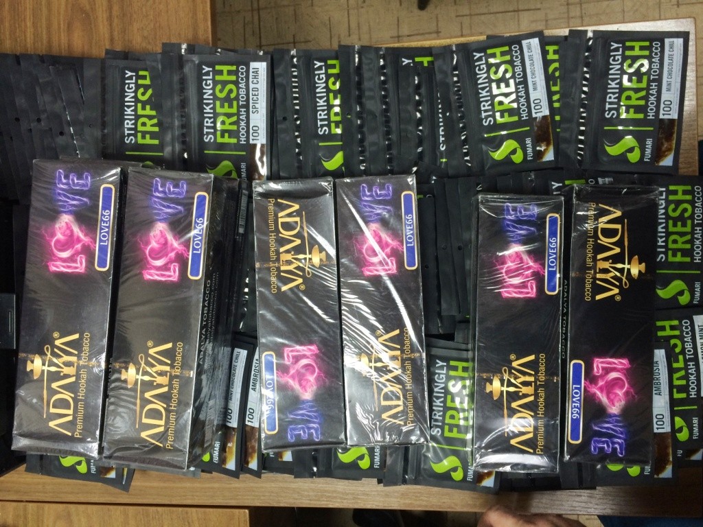 В аэропорту Запорожья таможенники обнаружили у иностранца большую партию табака (ФОТО)