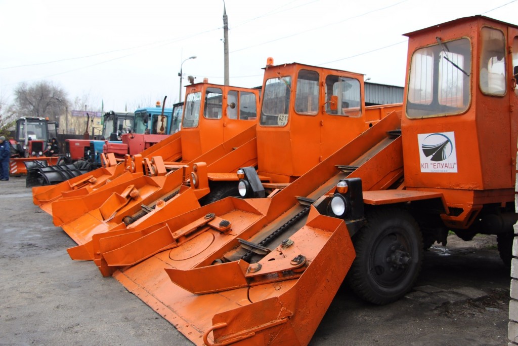 В Запорожье для очистки улиц от снега требуется 270 единиц спецтехники, а есть — 70 (ФОТО)