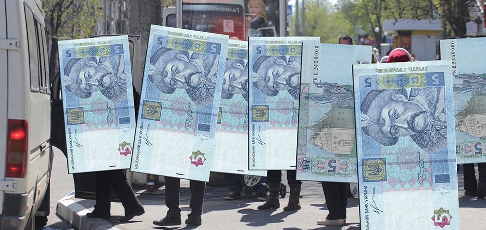 Борьба за пассажиров: маршрутчики «гоняют» на красный свет, чтобы быть впереди (ВИДЕО)