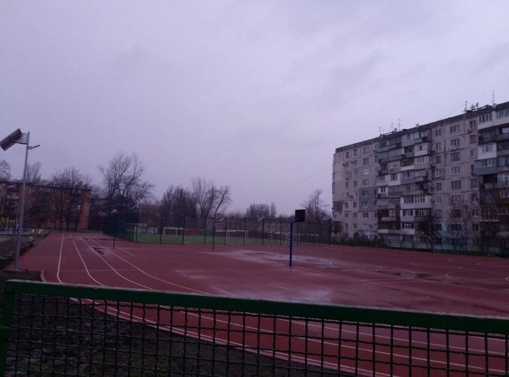 На одном из новых школьных стадионов в Запорожье разворовывают спортинвентарь (ФОТО)