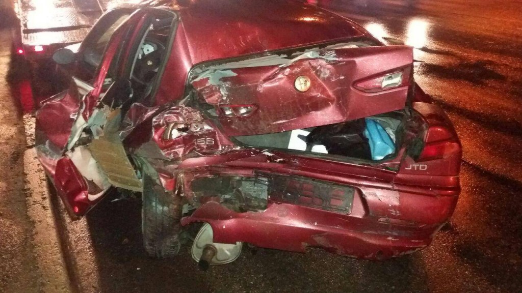 ФОТОФАКТ: в Запорожье грузовик врезался в припаркованную легковушку