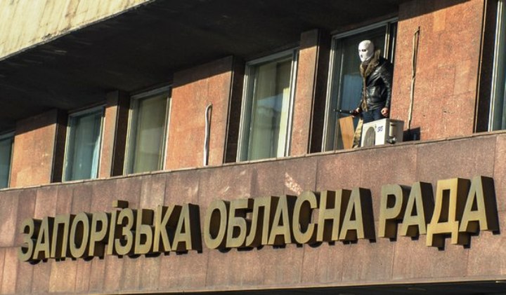 Прокуратура объявила в розыск «титушку» в белой балаклаве, устраивавшего провокации на запорожском Майдане (ФОТО)