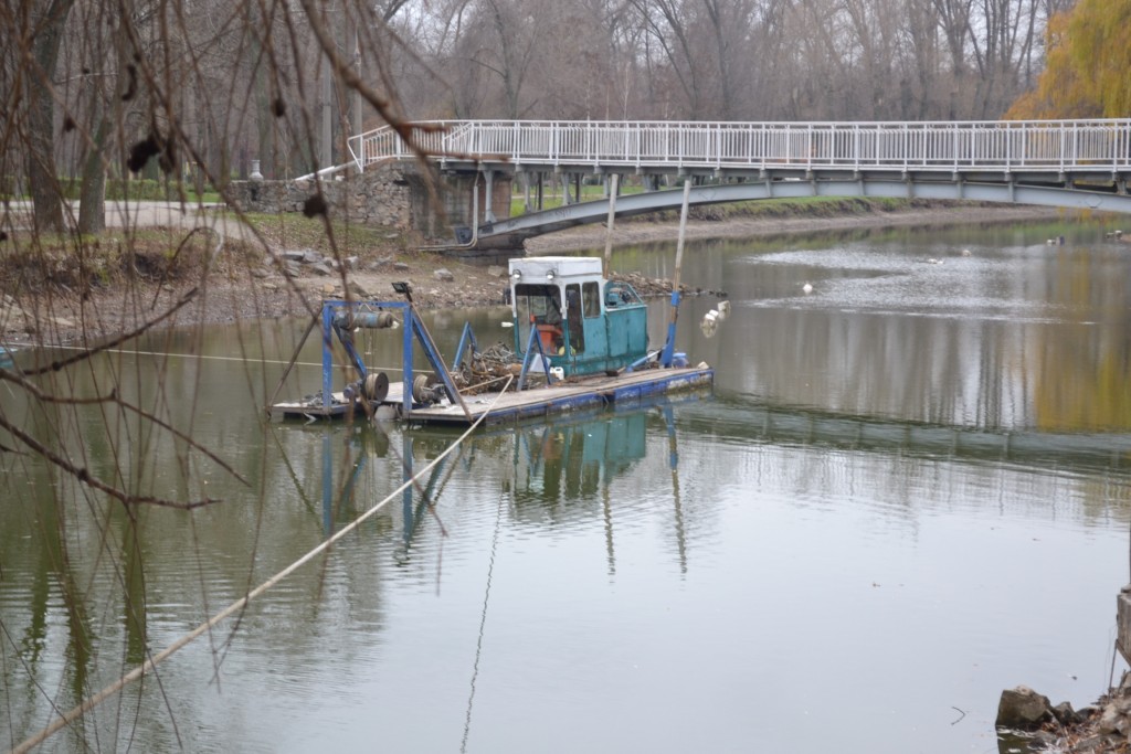 В Запорожье завершилась трехмесячная очистка озера в центральном парке