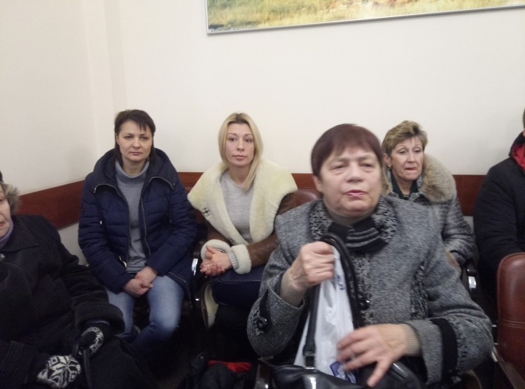 «Мы остались без тепла»: в Запорожский горсовет пришли жители проблемного дома (ФОТО, ВИДЕО)