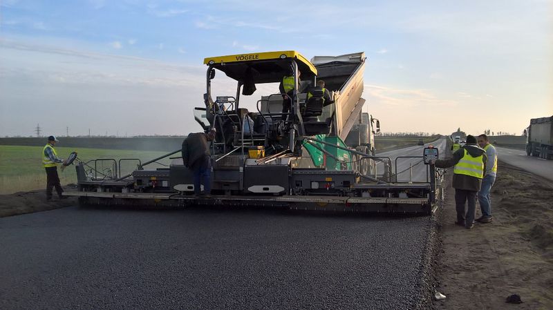 В Запорожской области продолжают приводить в порядок трассу на Мариуполь (ФОТО)