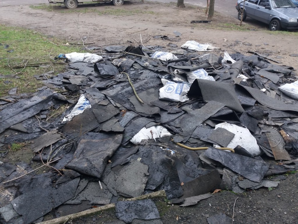 Первые «успехи» управляющих компаний в Запорожье: после ремонта кровли строительный мусор оставили под домом (ФОТО)