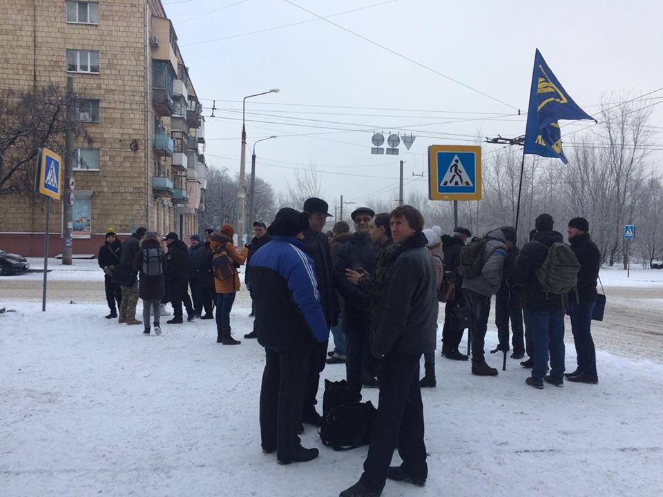 Дело АТОшник VS маршрутчик: воины пришли поддержать побратима под стены запорожского суда (ФОТО)