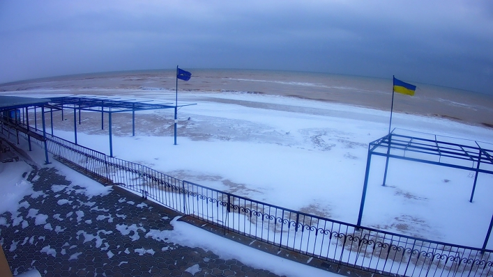 Зима на запорожском курорте: в сети появились фото Азовского моря под снежным покровом