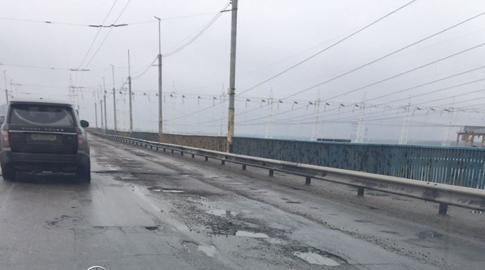 Почему появляются ямы на запорожских дорогах: кислотный дождь, снег или некачественный ремонт?