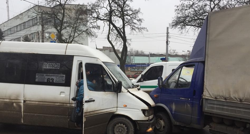 В Запорожье маршрутка врезалась в ГАЗель с военными (ФОТО)
