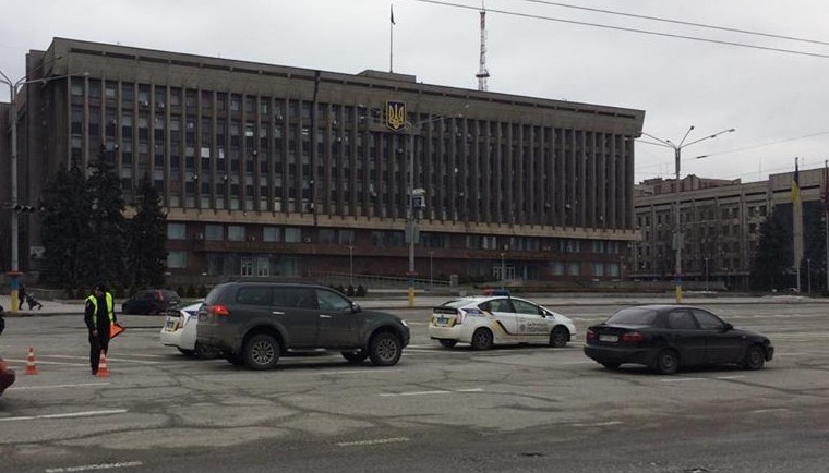 На проспекте в районе Запорожской ОГА не поделили дорогу две иномарки (ФОТО)