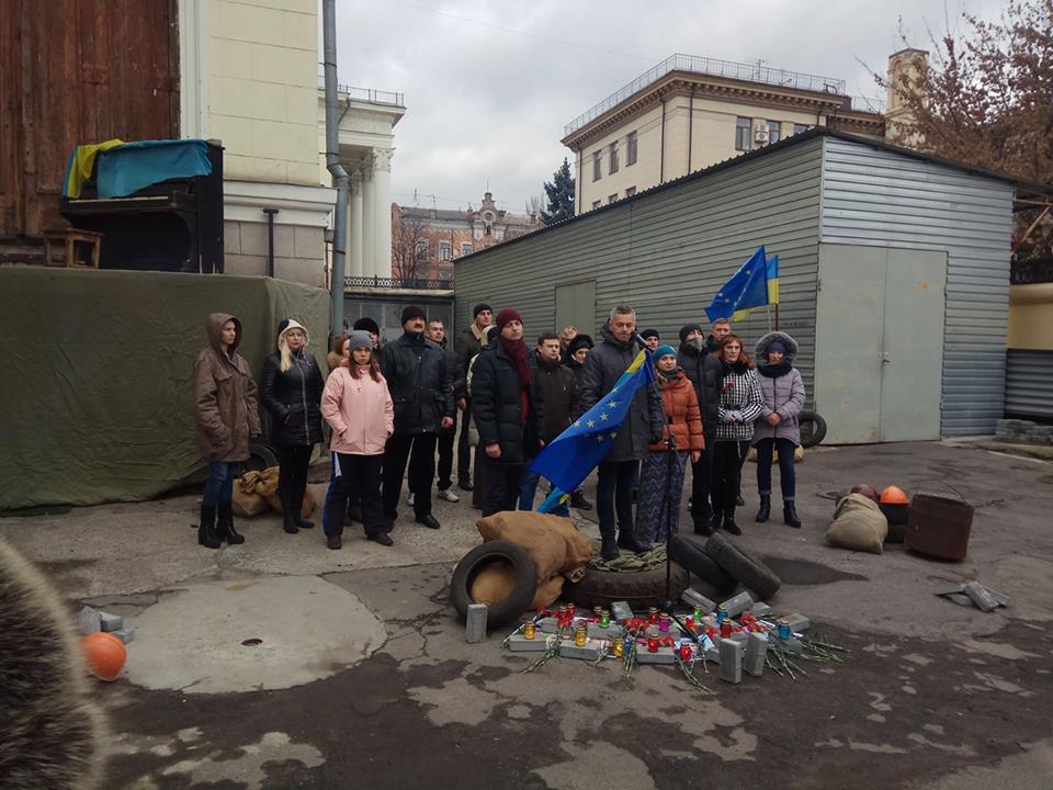 Под здание Запорожской обладминистрации снесут шины и разожгут огонь в бочках (ФОТО)