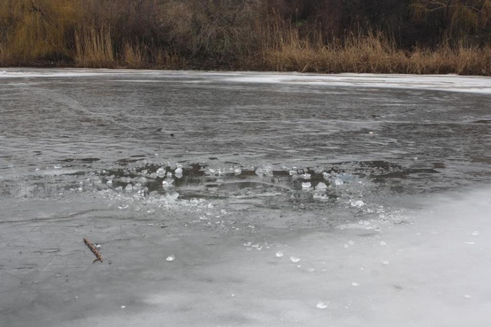 В Запорожской области неравнодушный рыбак спас коллегу, который провалился в прорубь (ФОТО)