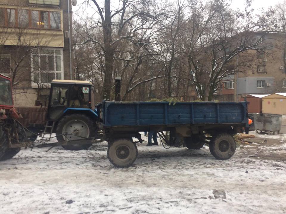 Елки рубят — щепки летят: как в Запорожье избавляются от символов зимних праздников (ФОТО)