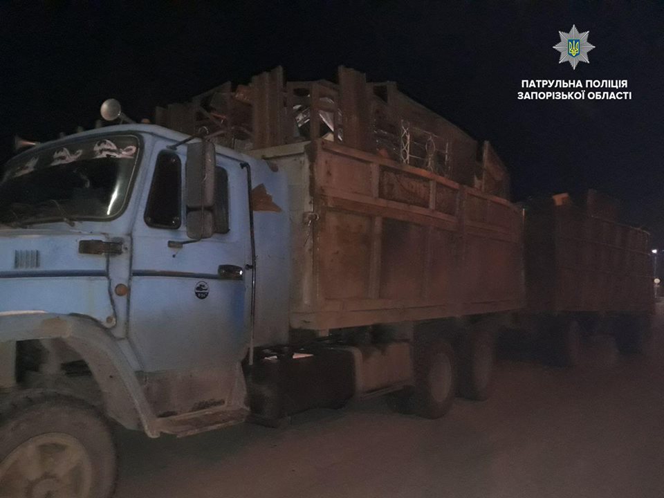В Запорожье патрульные задержали подозрительный грузовик с грудой металлолома (ФОТО)