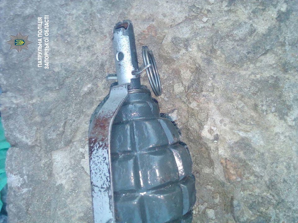В Запорожье мужчина, испугавшись патрульных, избавился от гранаты и пытался убежать (ФОТО)