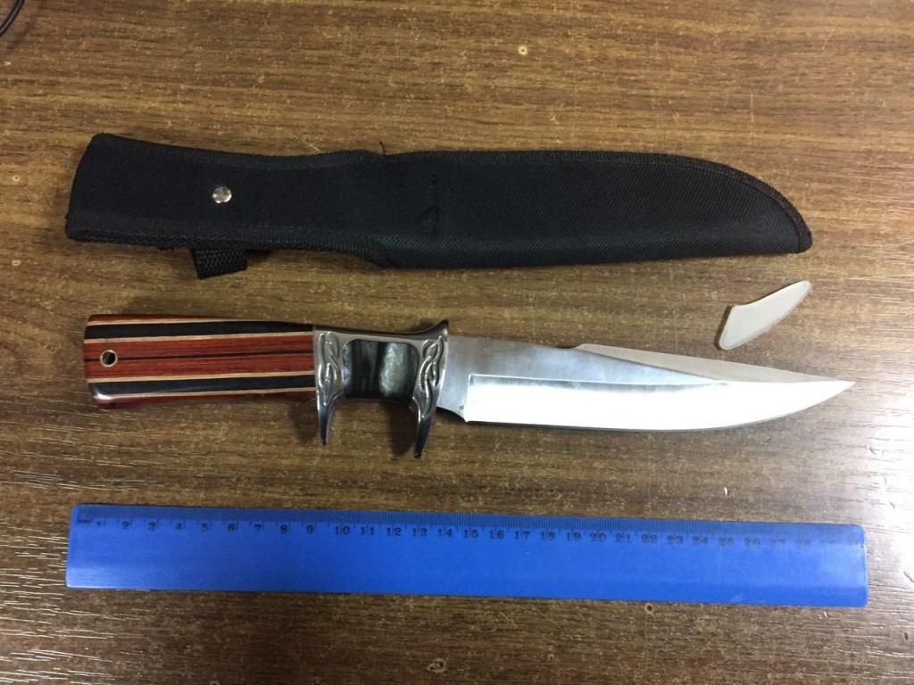 В аэропорту Запорожья задержали иностранца с холодным оружием (ФОТО)