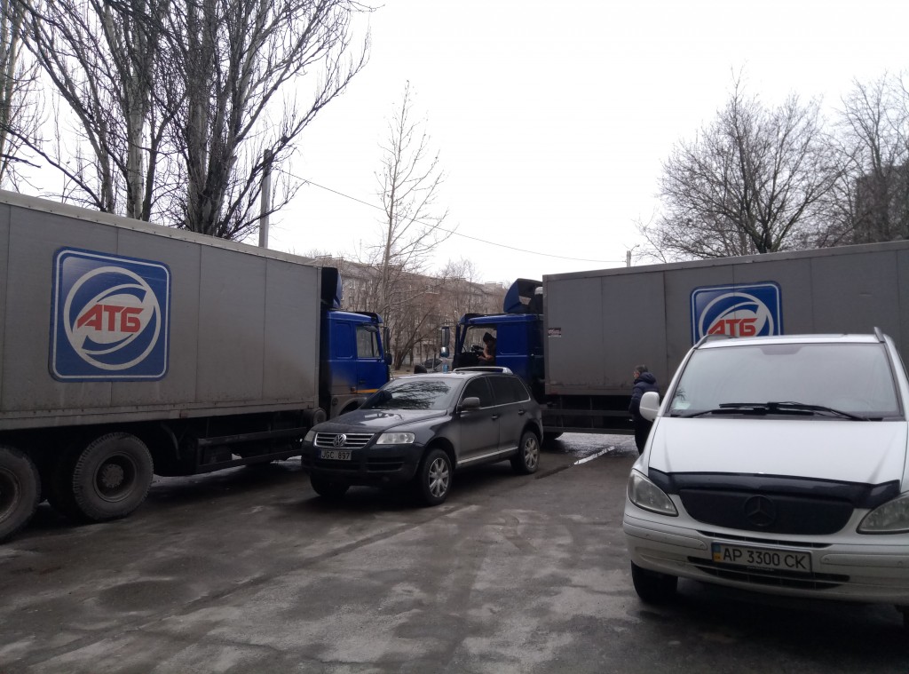 ФОТОФАКТ: в Запорожье три фуры АТБ заблокировали несколько частных авто во дворе дома