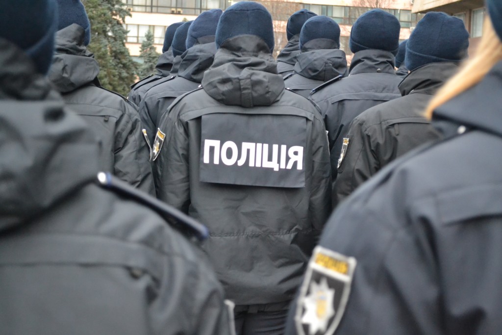 Запорожские полисмены задержали парня, ограбившего девушку, угрожая ей ножом