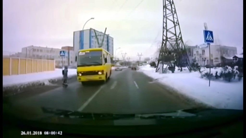 От правосудия не убежать: в Запорожье оштрафовали маршрутчика, который чуть не сбил девочку (ВИДЕО)