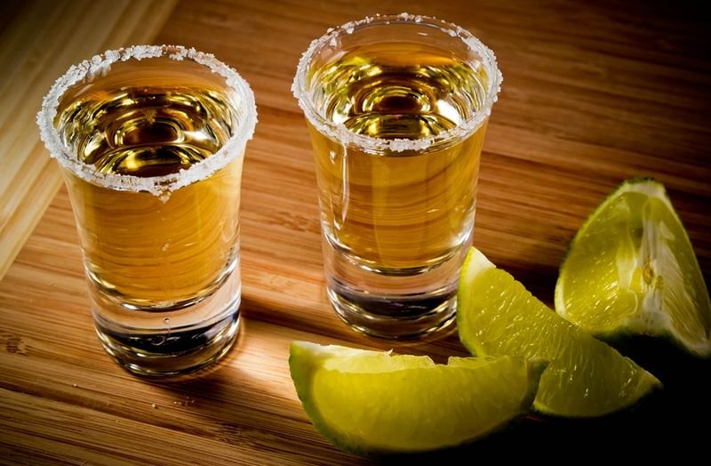 В Запорожье мужчина устроил в магазине дебош: пил текилу и угрожал расправой (ФОТО)