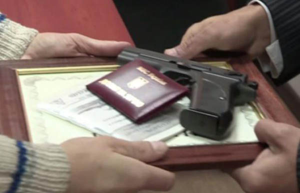 Министр МВД отобрал у запорожского АТОшника наградное оружие