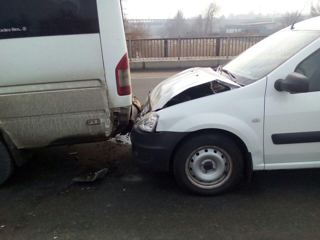 В Запорожье на автовокзале легковушка врезалась в маршрутку (ФОТО)