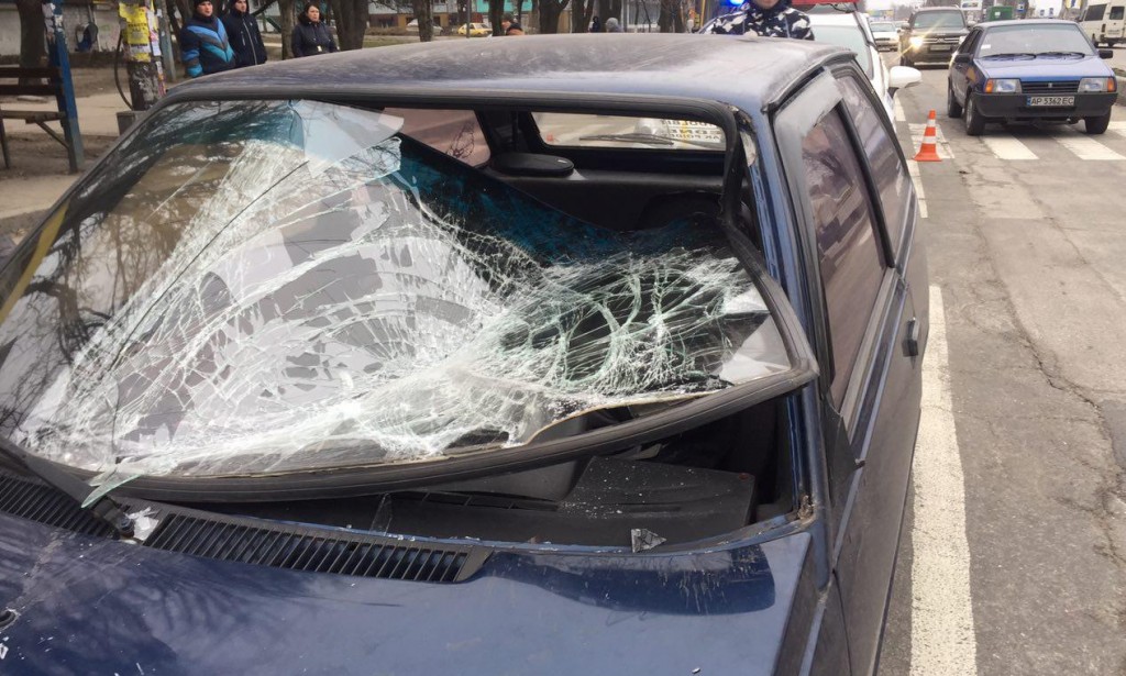 В центре Запорожья лекговушка сбила 22-летнюю девушку (ФОТО)