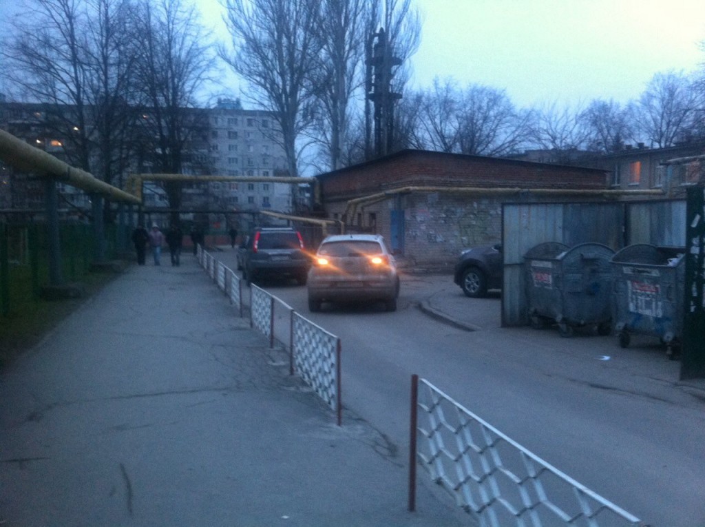 В Запорожье родители детсадовцев блокируют своими авто проезд во двор школы (ФОТО)