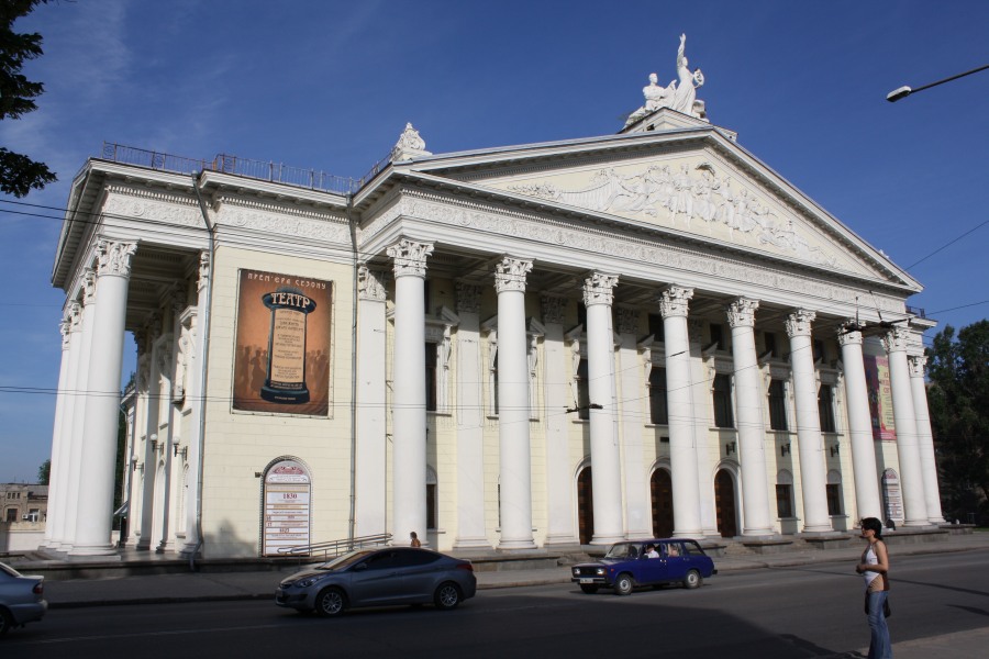 В сети появилось видео, как запорожские экстремалы покоряли драмтеатр