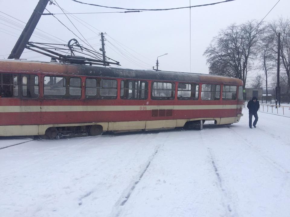 В Запорожье трамвай сошел с рельсов и врезался в электроопору (ФОТО)