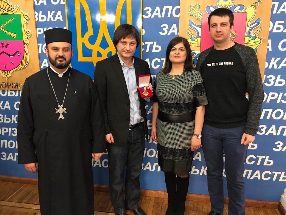 Запорожского активиста наградили медалью от ОГА