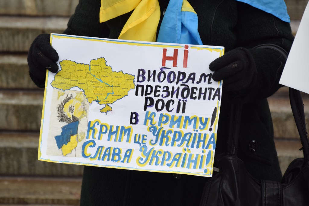 Запорожские активисты провели митинг в поддержку Крыма (ФОТОРЕПОРТАЖ)