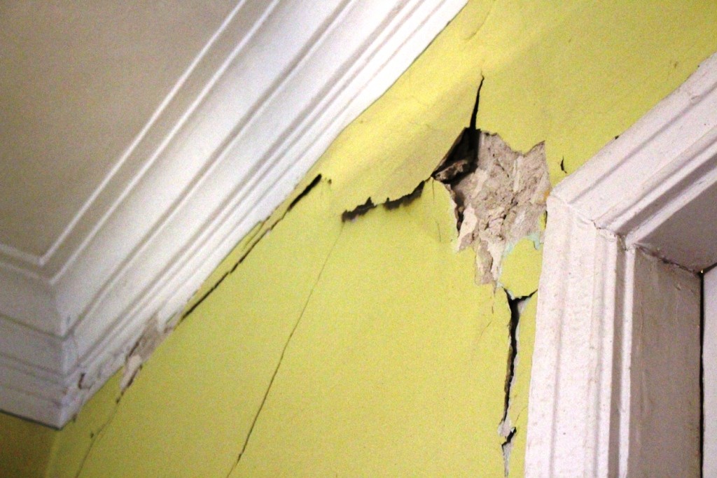 На грани обрушения: еще одна многоэтажка в центре Запорожья трещит по швам (ФОТОРЕПОРТАЖ)