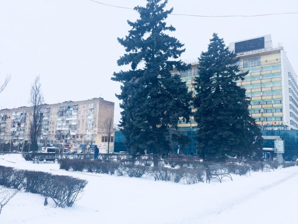 Запорожцев удивляет заснеженная весна (ФОТОРЕПОРТАЖ)