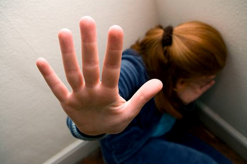 В Запорожье подросток надругался над 13-летней школьницей в подъезде многоэтажки