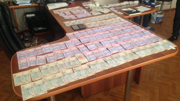 Коррупционный скандал: в Запорожье чиновник выписывал премии своей возлюбленной