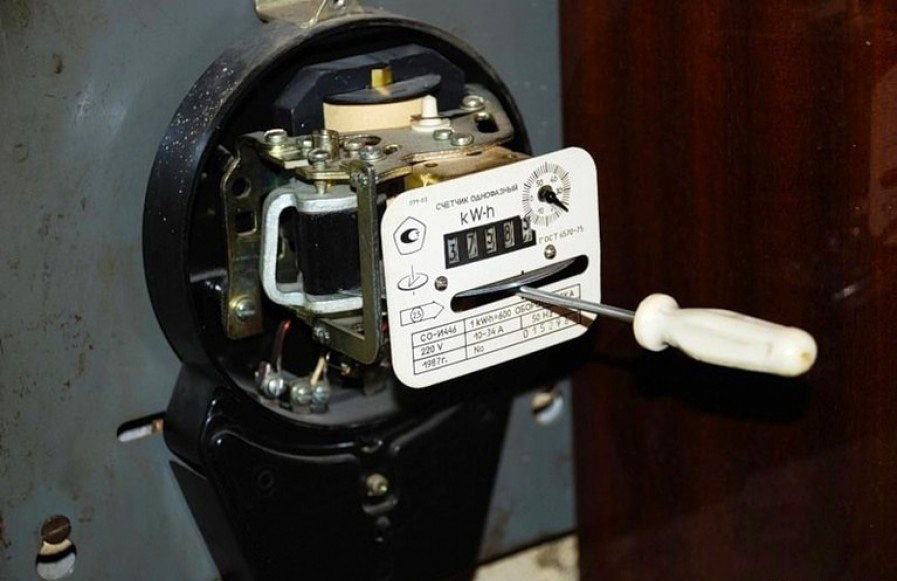 Добровольное признание смягчает наказание: в «Запорожьеоблэнерго» придумали как бороться с воровством электроэнергии