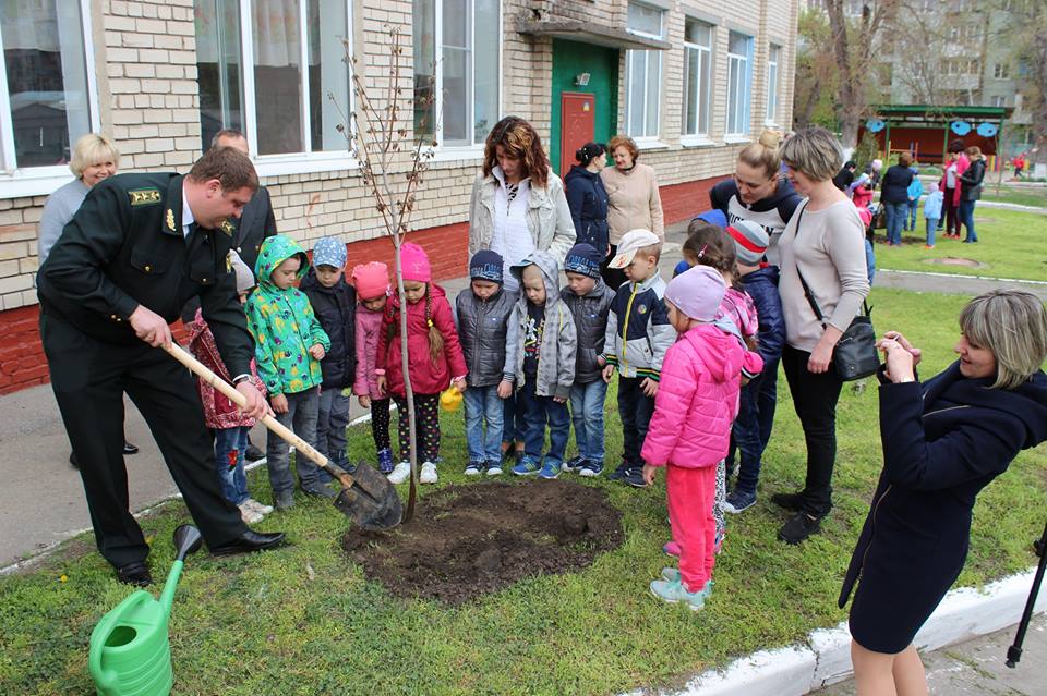 В запорожском детском саду дети вместе с лесничими высадили деревья (ФОТОРЕПОРТАЖ)