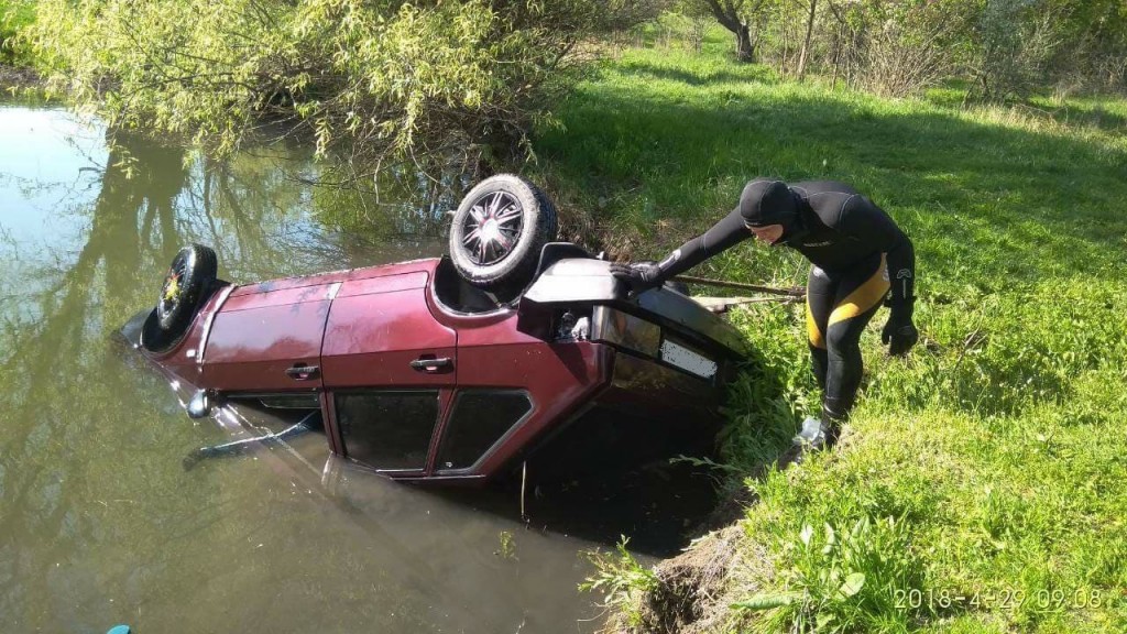 В Запорожском районе в озере утонул автомобиль: пассажир погиб (ФОТО)