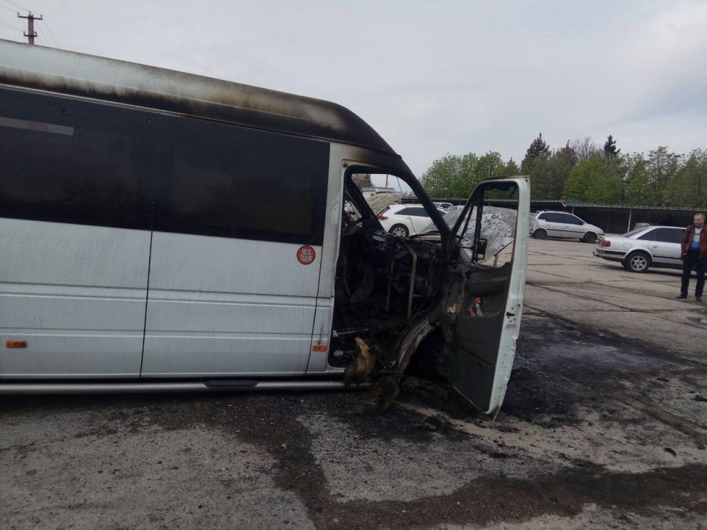 У запорожской компании  «БасТур» ночью сожгли три микроавтобуса (ФОТО)