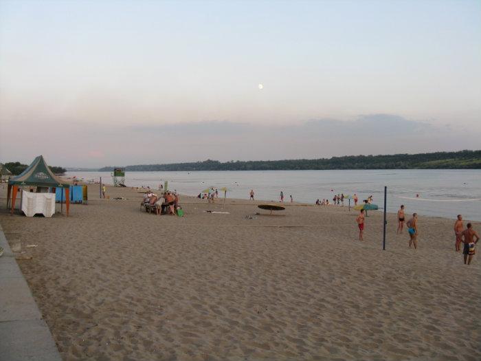 Запорожские пляжи стали «черными»: жители города просят обновить песок