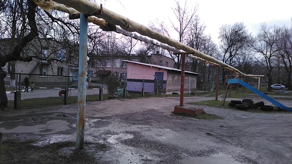 В Запорожье возле детского сада прорвало трубу теплотрассы: вода льется второй день (ФОТО, ВИДЕО)